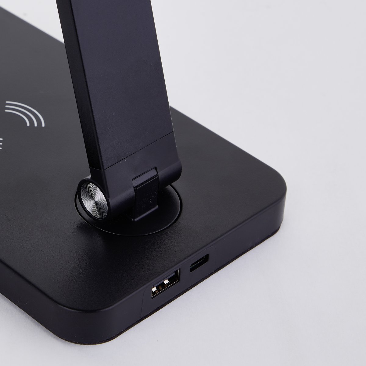 Florence 38cm Musta työpöytävalaisin valmistajalta Brilliant - Siin&auml; on langaton lataustoiminto ja sis&auml;&auml;nrakennettu USB-portti laitteidesi helppoon lataamiseen.