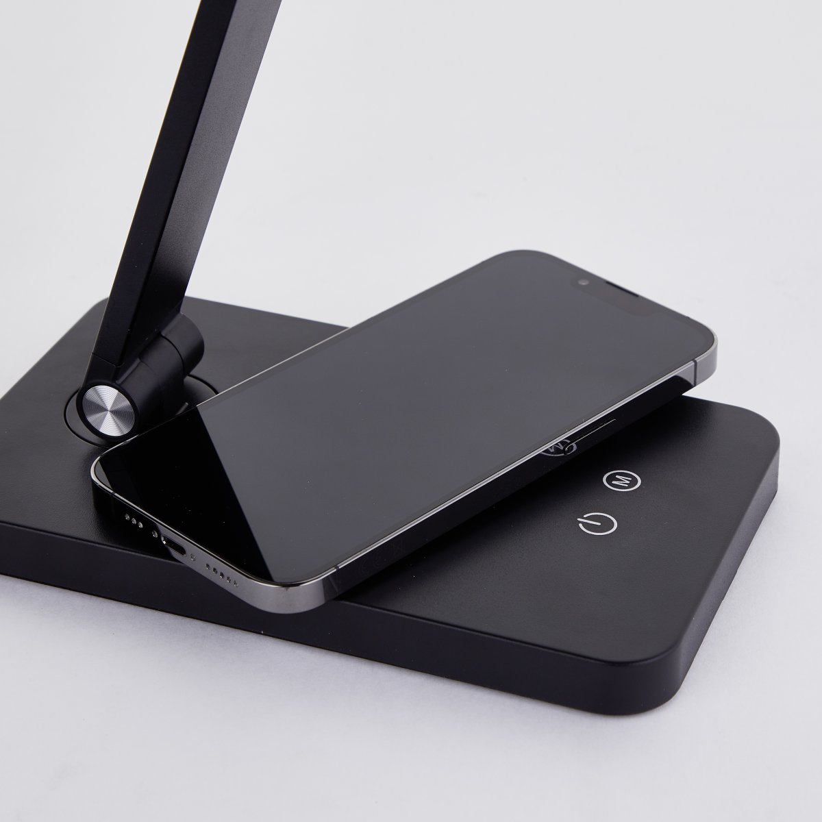 Florence 38cm Musta työpöytävalaisin valmistajalta Brilliant - Siin&auml; on langaton lataustoiminto ja sis&auml;&auml;nrakennettu USB-portti laitteidesi helppoon lataamiseen.