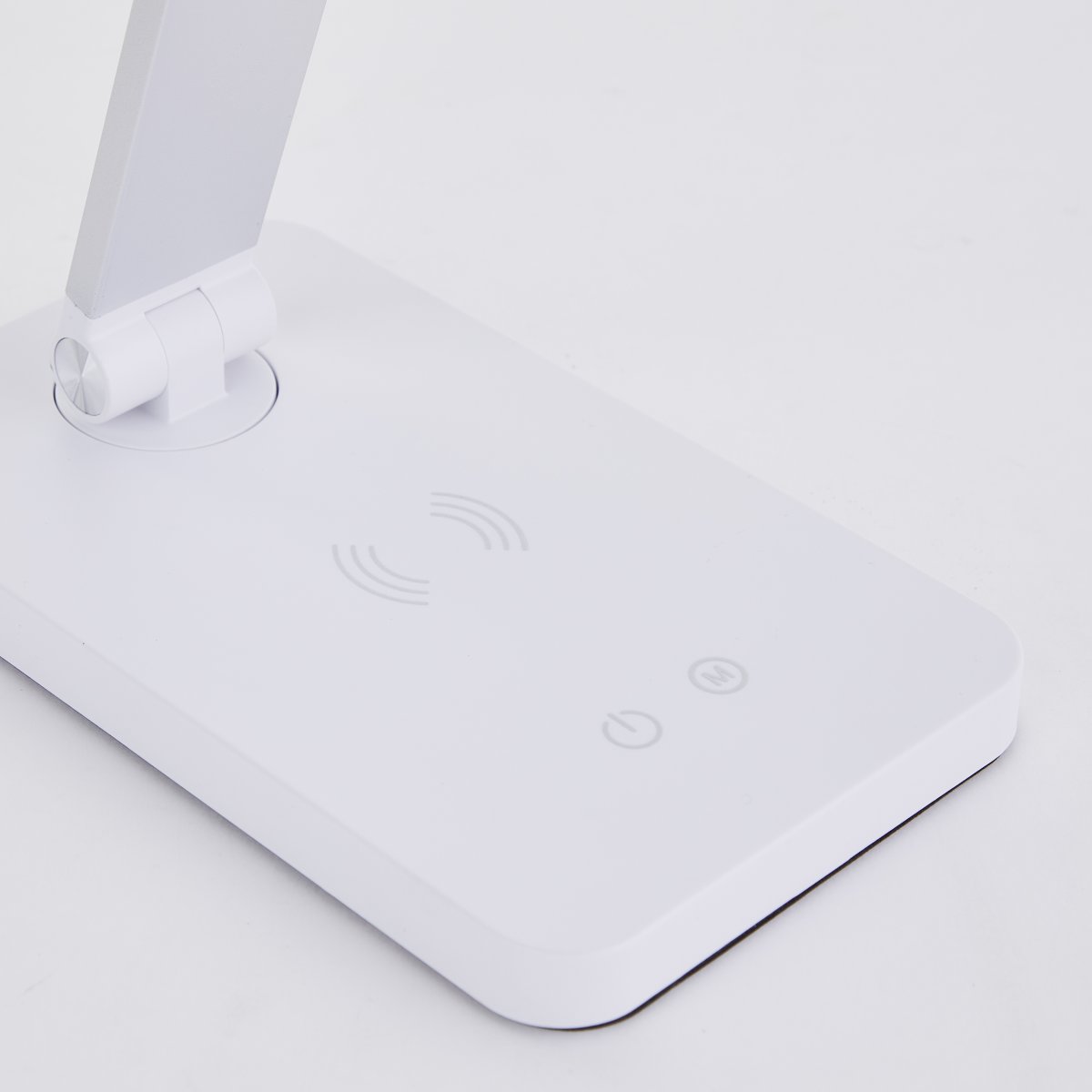 Florence 38cm Valkoinen työpöytävalaisin valmistajalta Brilliant - Siin&auml; on langaton lataustoiminto ja sis&auml;&auml;nrakennettu USB-portti laitteidesi helppoon lataamiseen.