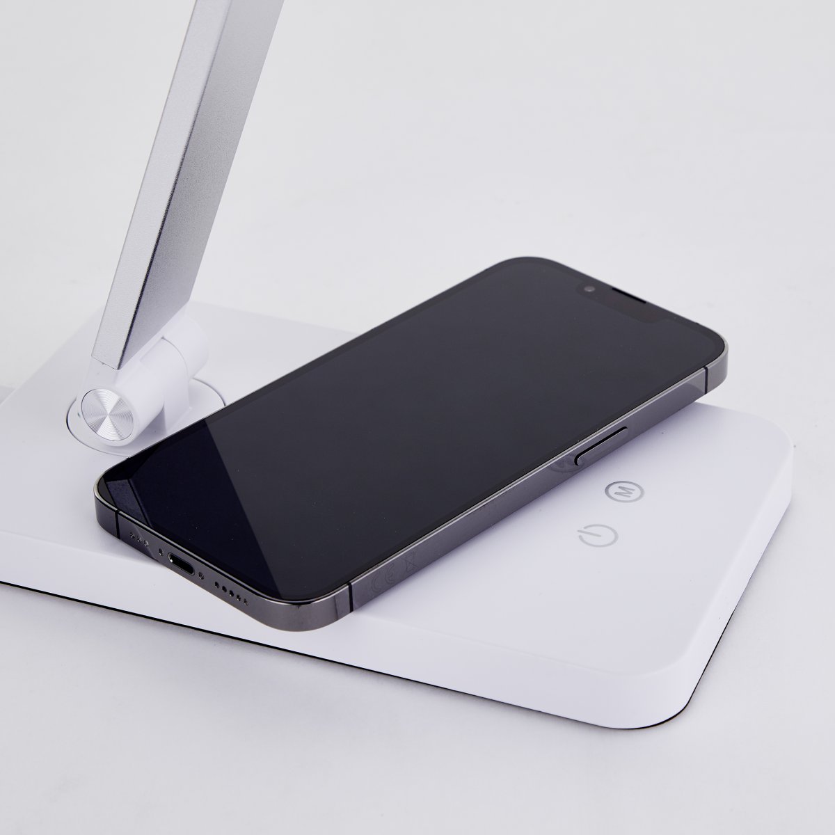 Florence 38cm Valkoinen työpöytävalaisin valmistajalta Brilliant - Siin&auml; on langaton lataustoiminto ja sis&auml;&auml;nrakennettu USB-portti laitteidesi helppoon lataamiseen.