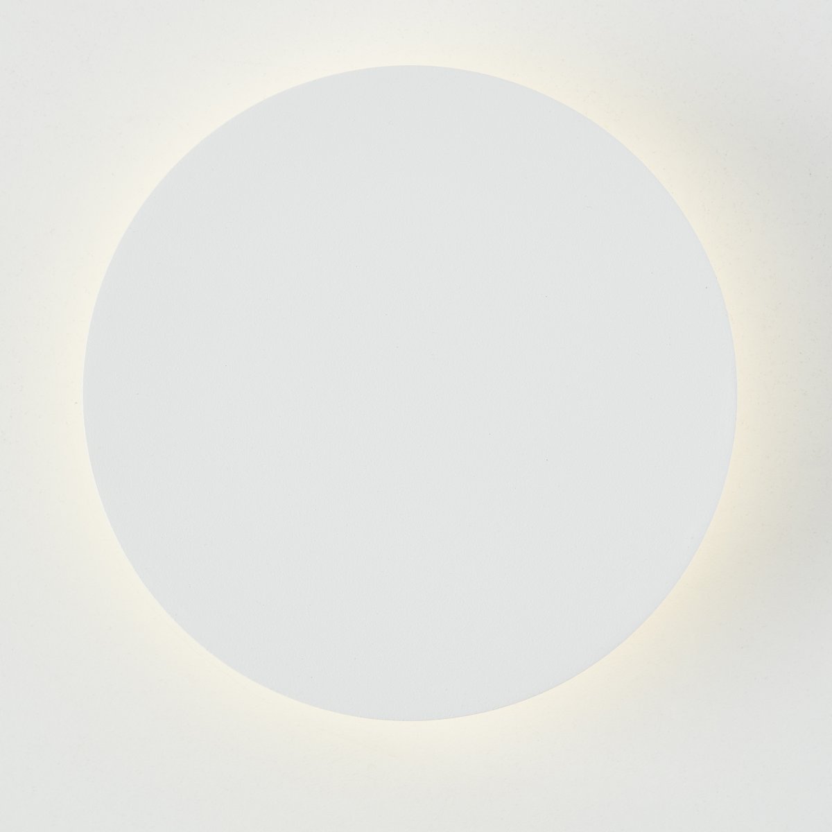 Shadow Ø15 Valkoinen seinävalaisin valmistajalta Brilliant - LED-tekniikan ansiosta se tarjoaa miellyttävän ja häikäisemättömän valon, samalla kun se on energiatehokas ja kestävä.