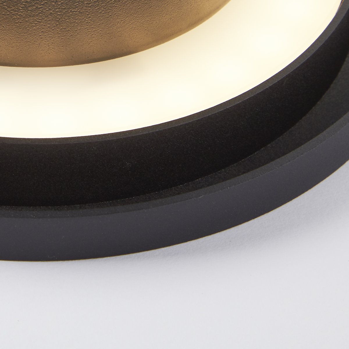 Shadow Ø15 Hiekka musta seinävalaisin valmistajalta Brilliant - LED-tekniikan ansiosta se tarjoaa miellytt&auml;v&auml;n ja h&auml;ik&auml;isem&auml;tt&ouml;m&auml;n valon, samalla kun se on energiatehokas ja kest&auml;v&auml;.