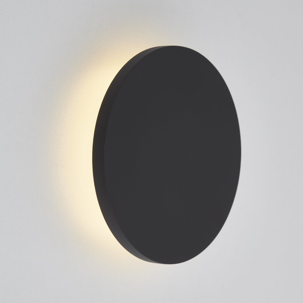 Shadow Ø15 Hiekka musta seinävalaisin valmistajalta Brilliant - LED-tekniikan ansiosta se tarjoaa miellytt&auml;v&auml;n ja h&auml;ik&auml;isem&auml;tt&ouml;m&auml;n valon, samalla kun se on energiatehokas ja kest&auml;v&auml;.