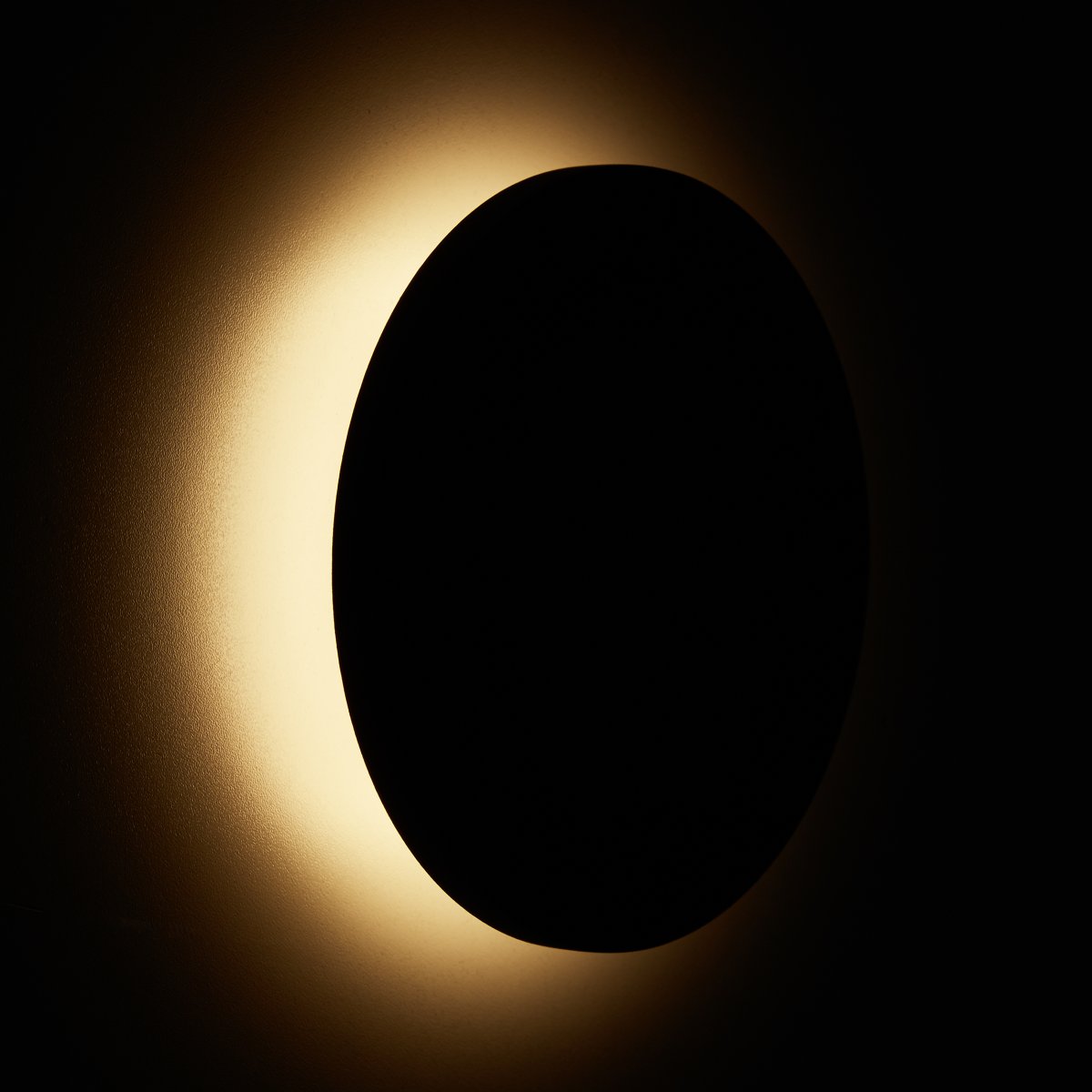 Shadow Ø15 Hiekka musta seinävalaisin valmistajalta Brilliant - LED-tekniikan ansiosta se tarjoaa miellytt&auml;v&auml;n ja h&auml;ik&auml;isem&auml;tt&ouml;m&auml;n valon, samalla kun se on energiatehokas ja kest&auml;v&auml;.