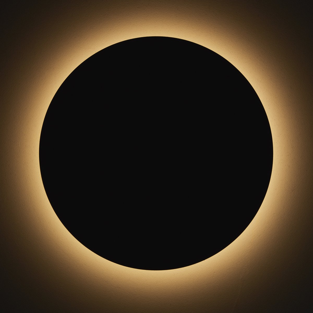 Shadow Ø15 Hiekka musta seinävalaisin valmistajalta Brilliant - LED-tekniikan ansiosta se tarjoaa miellytt&auml;v&auml;n ja h&auml;ik&auml;isem&auml;tt&ouml;m&auml;n valon, samalla kun se on energiatehokas ja kest&auml;v&auml;.