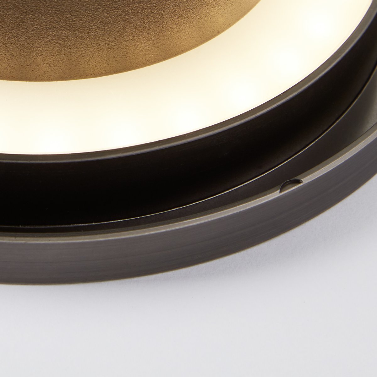 Shadow Ø15 Harmaa seinävalaisin valmistajalta Brilliant - LED-tekniikan ansiosta se tarjoaa miellyttävän ja häikäisemättömän valon, samalla kun se on energiatehokas ja kestävä.