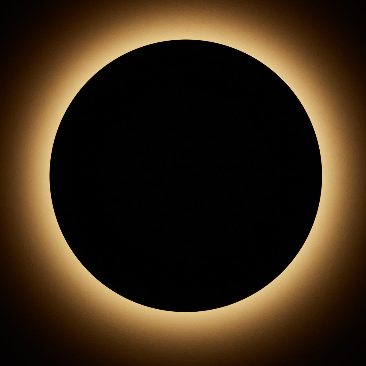 Shadow Ø15 Harmaa seinävalaisin valmistajalta Brilliant - LED-tekniikan ansiosta se tarjoaa miellyttävän ja häikäisemättömän valon, samalla kun se on energiatehokas ja kestävä.