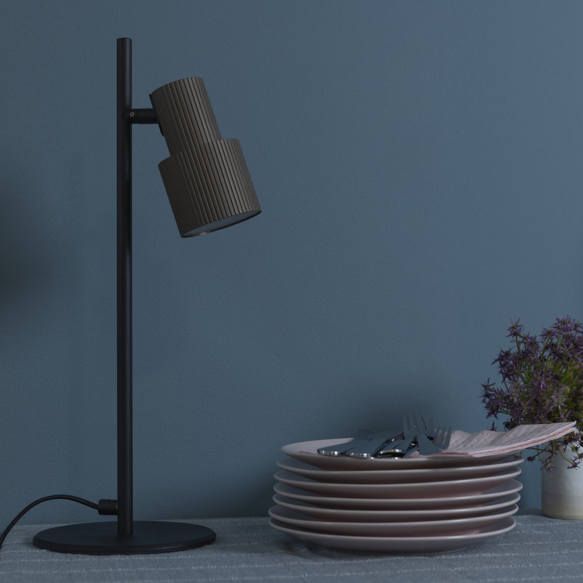 Cadiz 42cm Matta musta työpöytävalaisin valmistajalta Brilliant - Cadiz-pöytävalaisin on moderni ja tyylikäs valaisin, joka sopii täydellisesti kaikkiin nykyaikaisiin sisustuksiin.