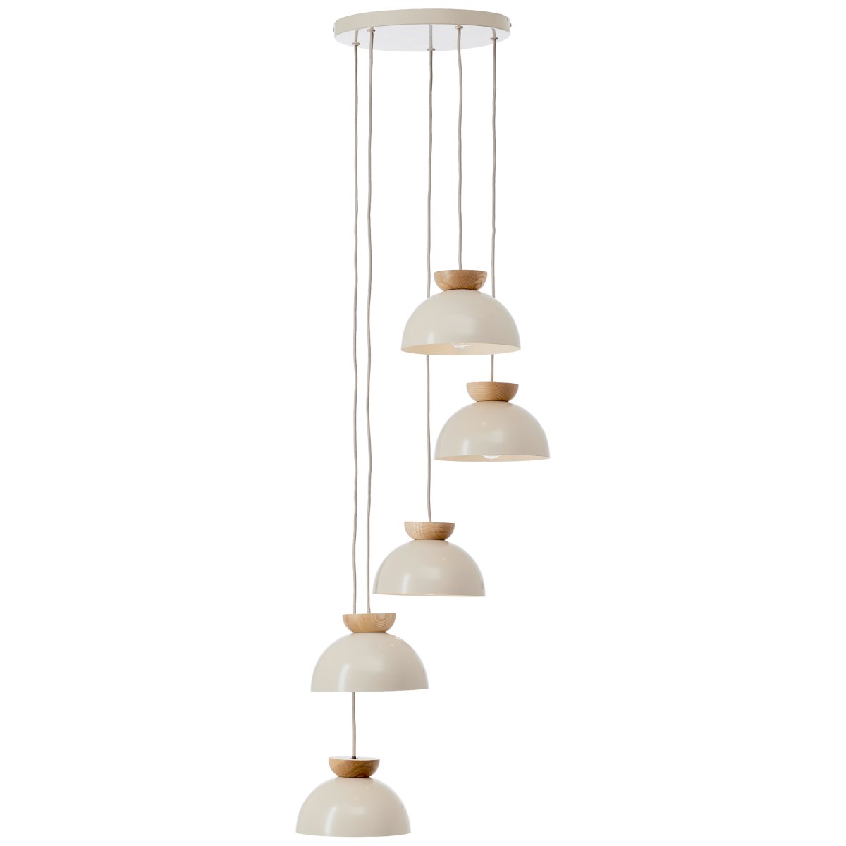 Nalam Ø45 Beige kattovalaisin valmistajalta Brilliant - Valmistettu metallista ja puusta, se antaa tyylikkään ja lämpimän vaikutelman mihin tahansa huoneeseen.