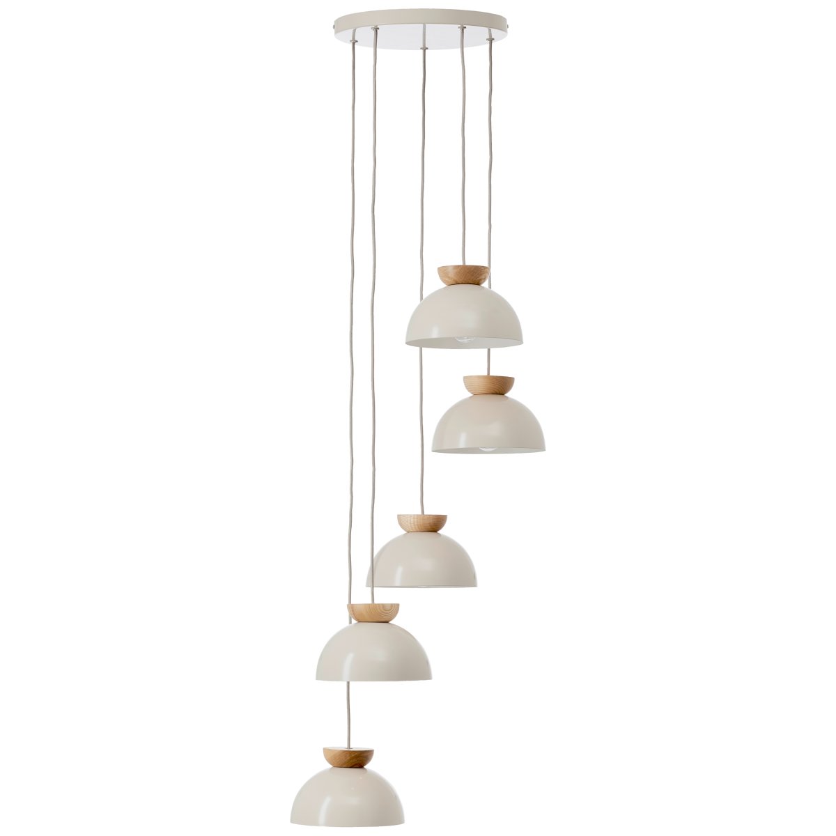Nalam Ø45 Beige kattovalaisin valmistajalta Brilliant - Valmistettu metallista ja puusta, se antaa tyylikkään ja lämpimän vaikutelman mihin tahansa huoneeseen.