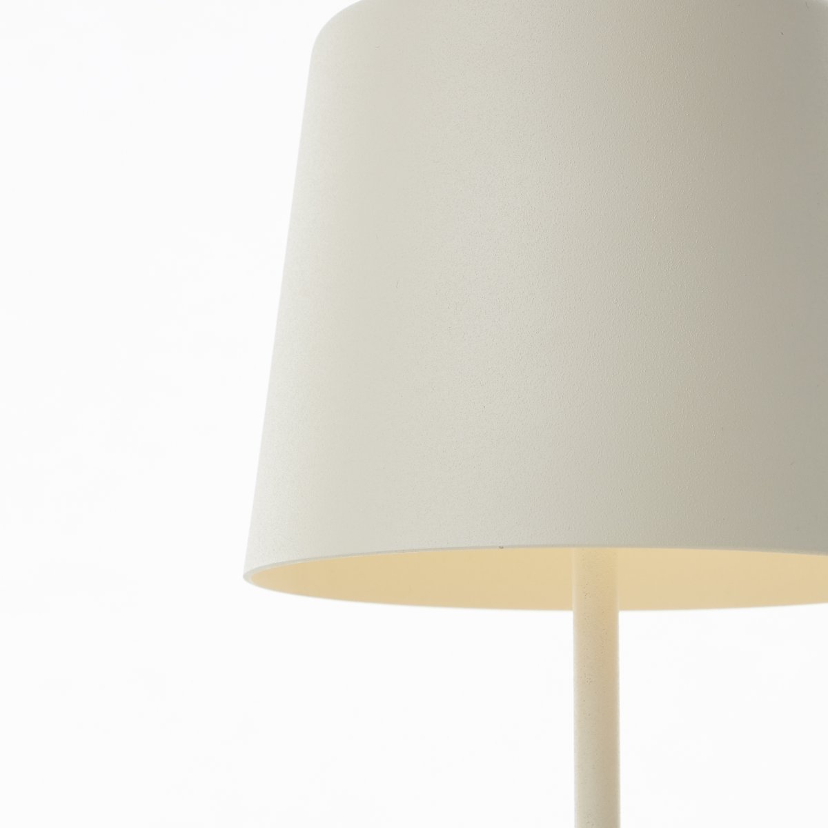Kaami 37cm Beige Siirrettävä valmistajalta Brilliant - Korkean IP44-luokituksensa ansiosta se on s&auml;&auml;nkest&auml;v&auml; ja t&auml;ydellinen sek&auml; ulko- ett&auml; sis&auml;k&auml;ytt&ouml;&ouml;n.