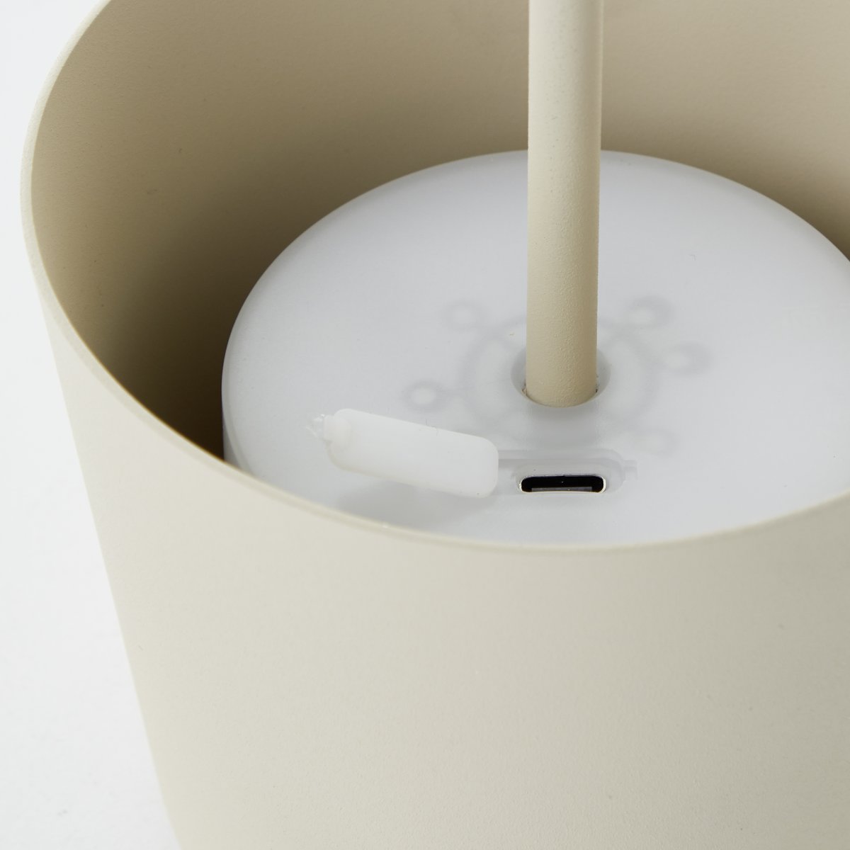 Kaami 37cm Beige Siirrettävä valmistajalta Brilliant - Korkean IP44-luokituksensa ansiosta se on s&auml;&auml;nkest&auml;v&auml; ja t&auml;ydellinen sek&auml; ulko- ett&auml; sis&auml;k&auml;ytt&ouml;&ouml;n.