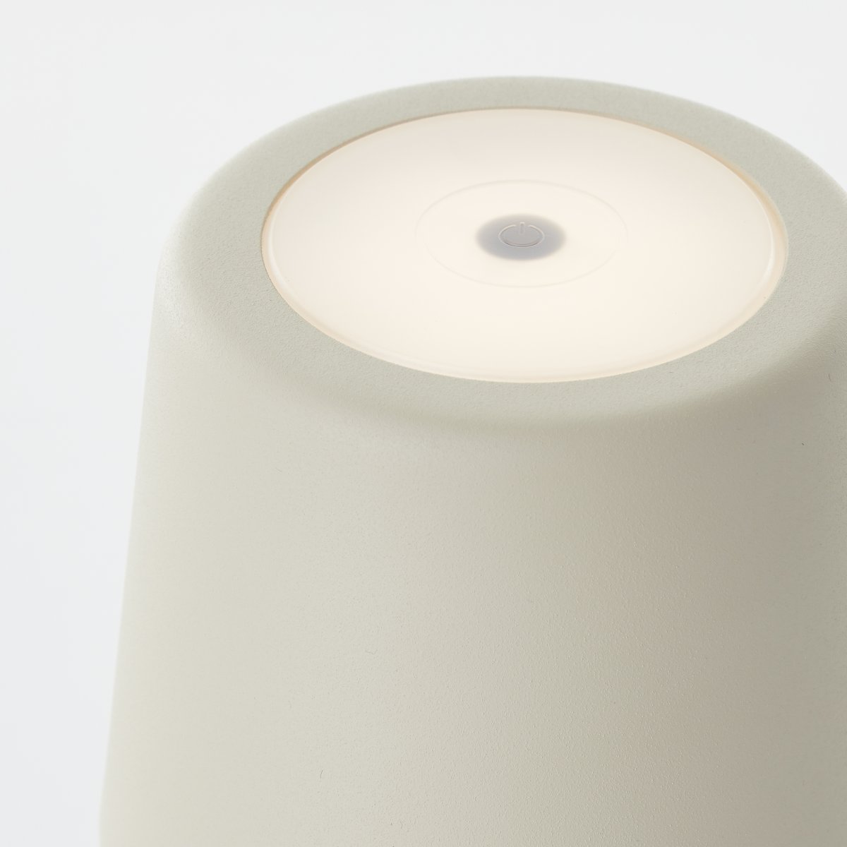 Kaami 37cm Beige Siirrettävä valmistajalta Brilliant - Korkean IP44-luokituksensa ansiosta se on s&auml;&auml;nkest&auml;v&auml; ja t&auml;ydellinen sek&auml; ulko- ett&auml; sis&auml;k&auml;ytt&ouml;&ouml;n.