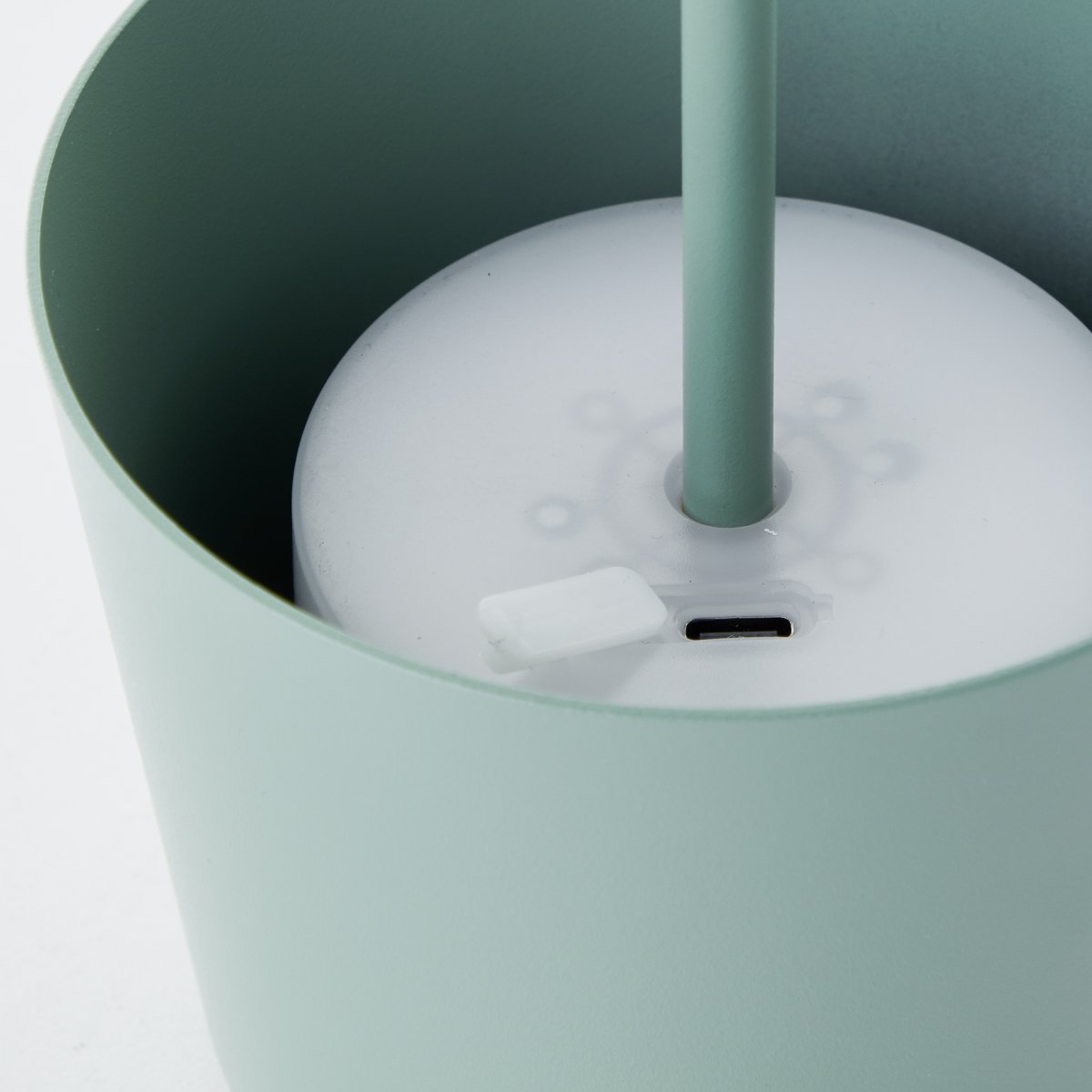 Kaami 37cm Vihreä Siirrettävä valmistajalta Brilliant - Korkean IP44-luokituksensa ansiosta se on s&auml;&auml;nkest&auml;v&auml; ja t&auml;ydellinen sek&auml; ulko- ett&auml; sis&auml;k&auml;ytt&ouml;&ouml;n.
