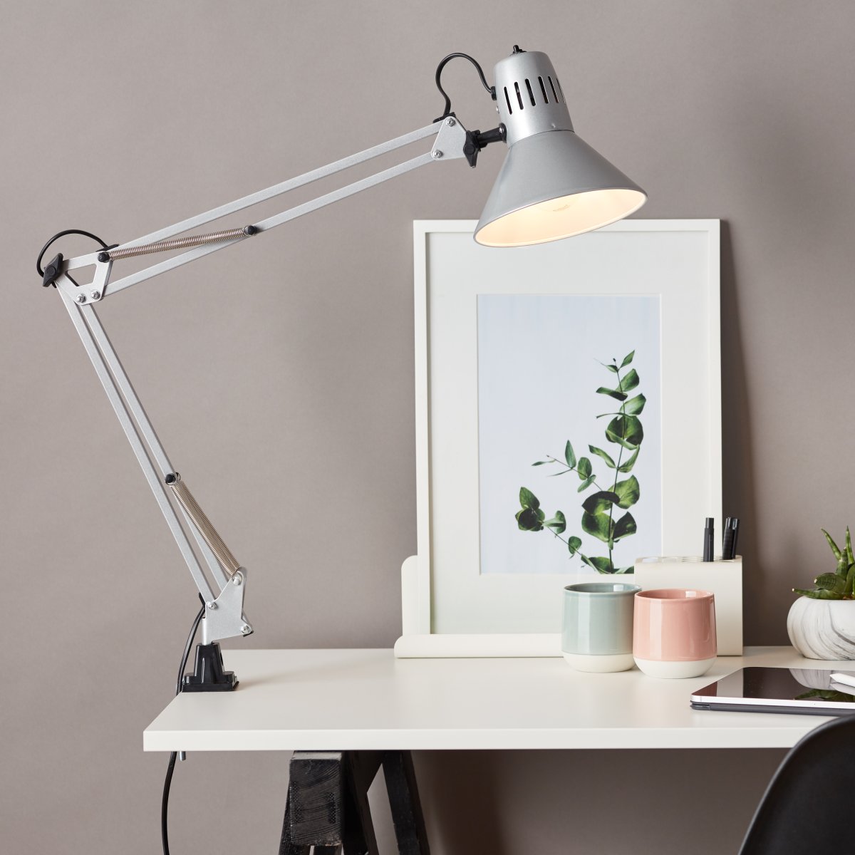 Hobby 70cm Titaani työpöytävalaisin valmistajalta Brilliant - Valaisimessa on käytännöllinen painike helppoa sytyttämistä ja sammuttamista varten, ja mukana tulee 1,6 metriä pitkä virtajohto.