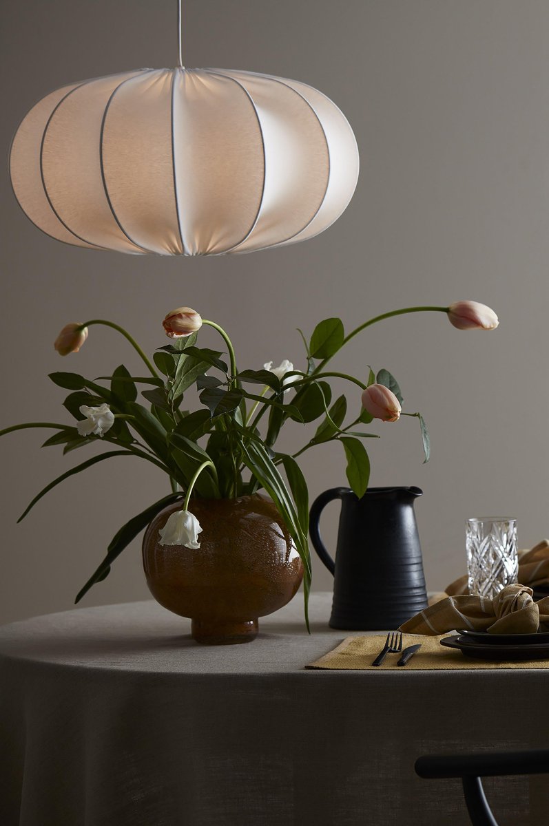 Dalia Varjostinta Ei Sis. Ripustinta Ø50 Valkoinen kattovalaisin valmistajalta PR Home - N&auml;yt&ouml;n halkaisija on 50 cm ja korkeus 25 cm.