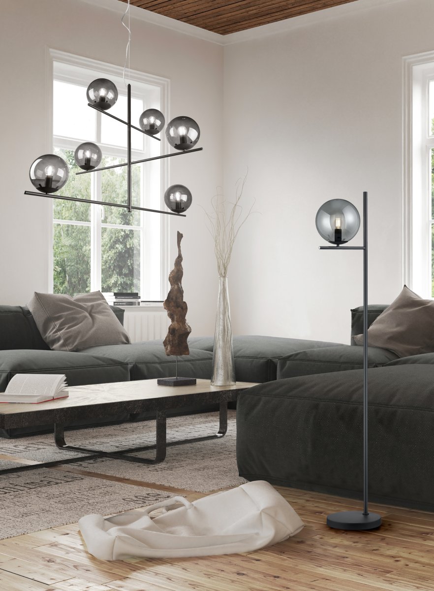 Pure Savun värinen lattiavalaisin valmistajalta Trio Lighting - Mattamustan ja savunv&auml;risen lasin v&auml;riyhdistelm&auml; on ajaton ja sopii t&auml;ydellisesti kaikkiin el&auml;m&auml;ntyyleihin.