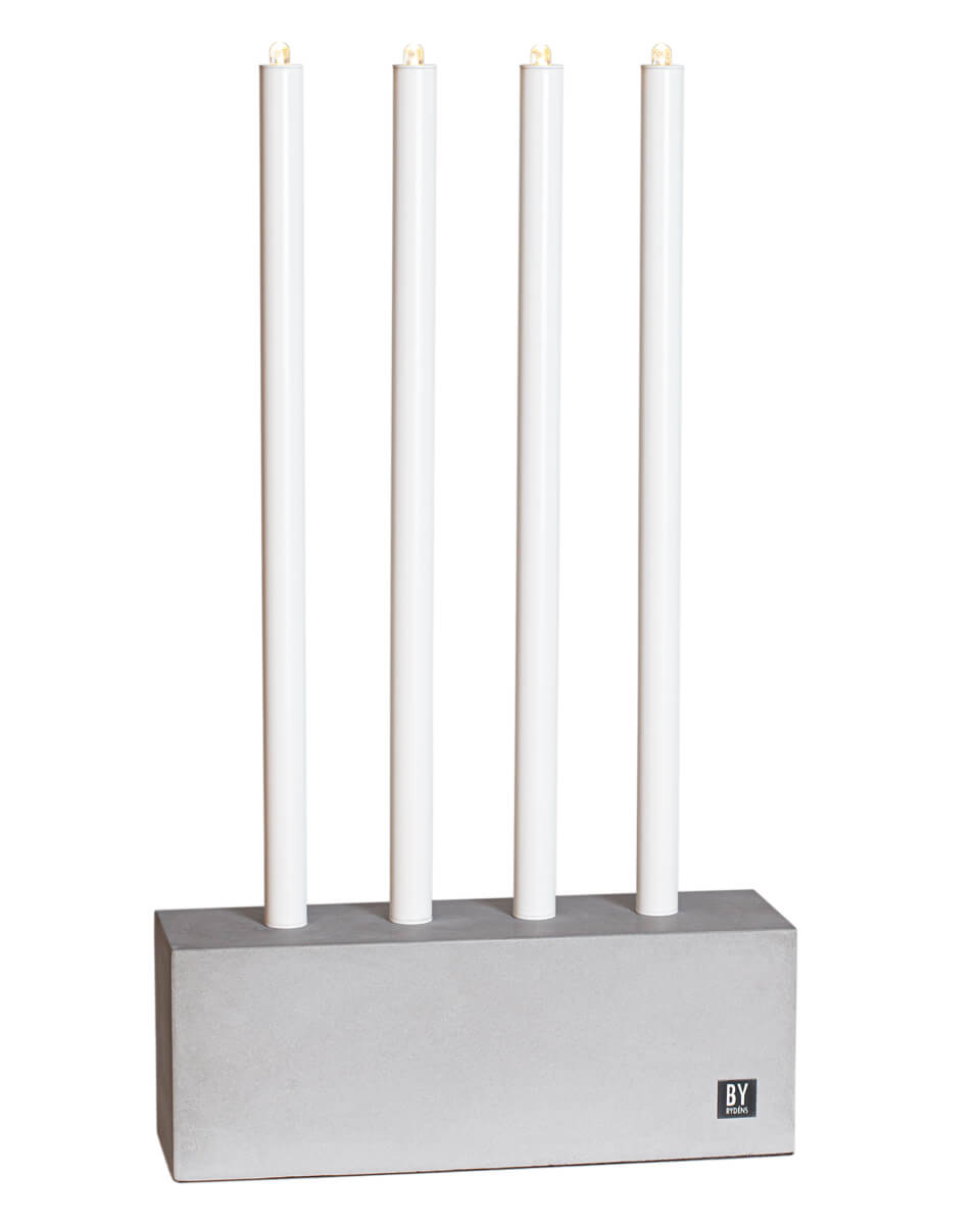 Raw Light Harmaa valmistajalta By Rydéns - L&ouml;yd&auml; teollisen raakaisuuden ja modernin eleganssin t&auml;ydellinen yhdistelm&auml; Raw Light -kynttil&auml;njalalla.