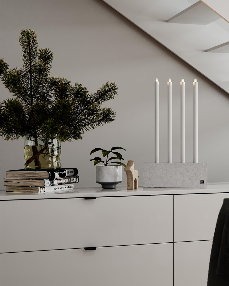 Raw Light Harmaa valmistajalta By Rydéns - L&ouml;yd&auml; teollisen raakaisuuden ja modernin eleganssin t&auml;ydellinen yhdistelm&auml; Raw Light -kynttil&auml;njalalla.