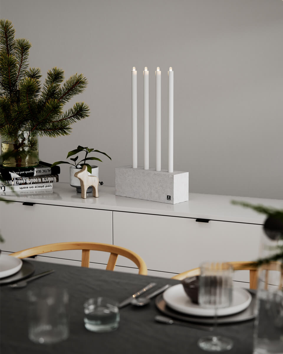 Raw Light Harmaa valmistajalta By Rydéns - L&ouml;yd&auml; teollisen raakaisuuden ja modernin eleganssin t&auml;ydellinen yhdistelm&auml; Raw Light -kynttil&auml;njalalla.