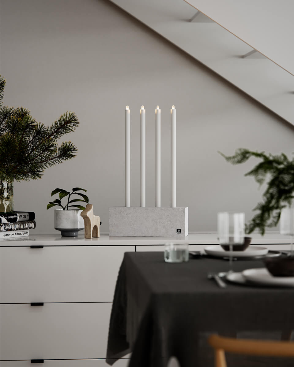 Raw Light Harmaa valmistajalta By Rydéns - L&ouml;yd&auml; teollisen raakaisuuden ja modernin eleganssin t&auml;ydellinen yhdistelm&auml; Raw Light -kynttil&auml;njalalla.