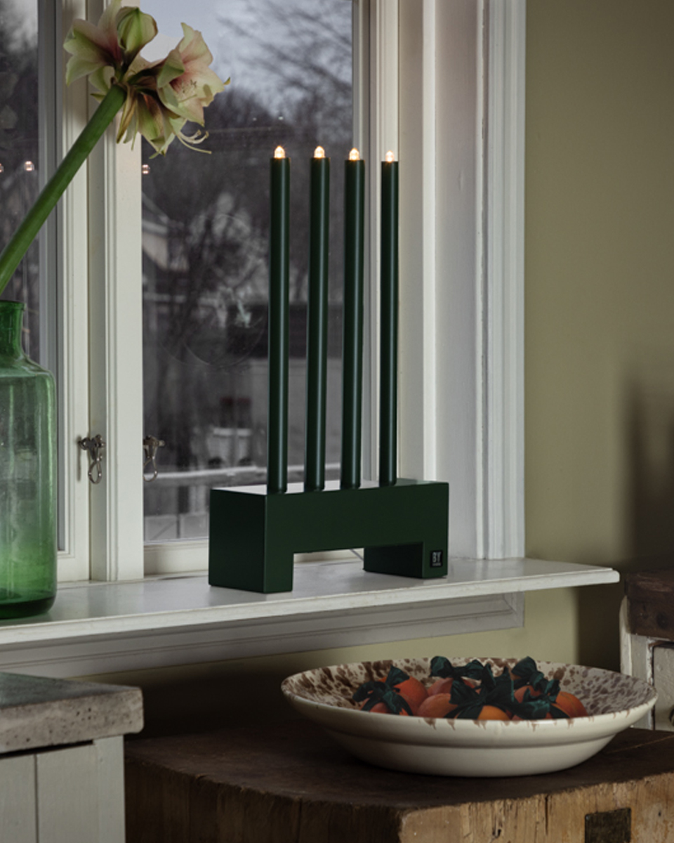 Twinkle Tummanvihreä valmistajalta By Rydéns - Twinkle on tyylik&auml;s ja moderni metallikynttil&auml;njalka.