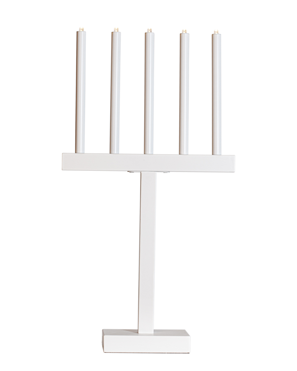 Glimmer Matta valkoinen valmistajalta By Rydéns - T&auml;m&auml; tyylik&auml;s metallinen kynttil&auml;njalka on vaikuttava 74,5 cm korkea ja sen pituus on 40,5 cm, mik&auml; tekee kodistasi vaikuttavan n&auml;kym&auml;n joulun aikaan.