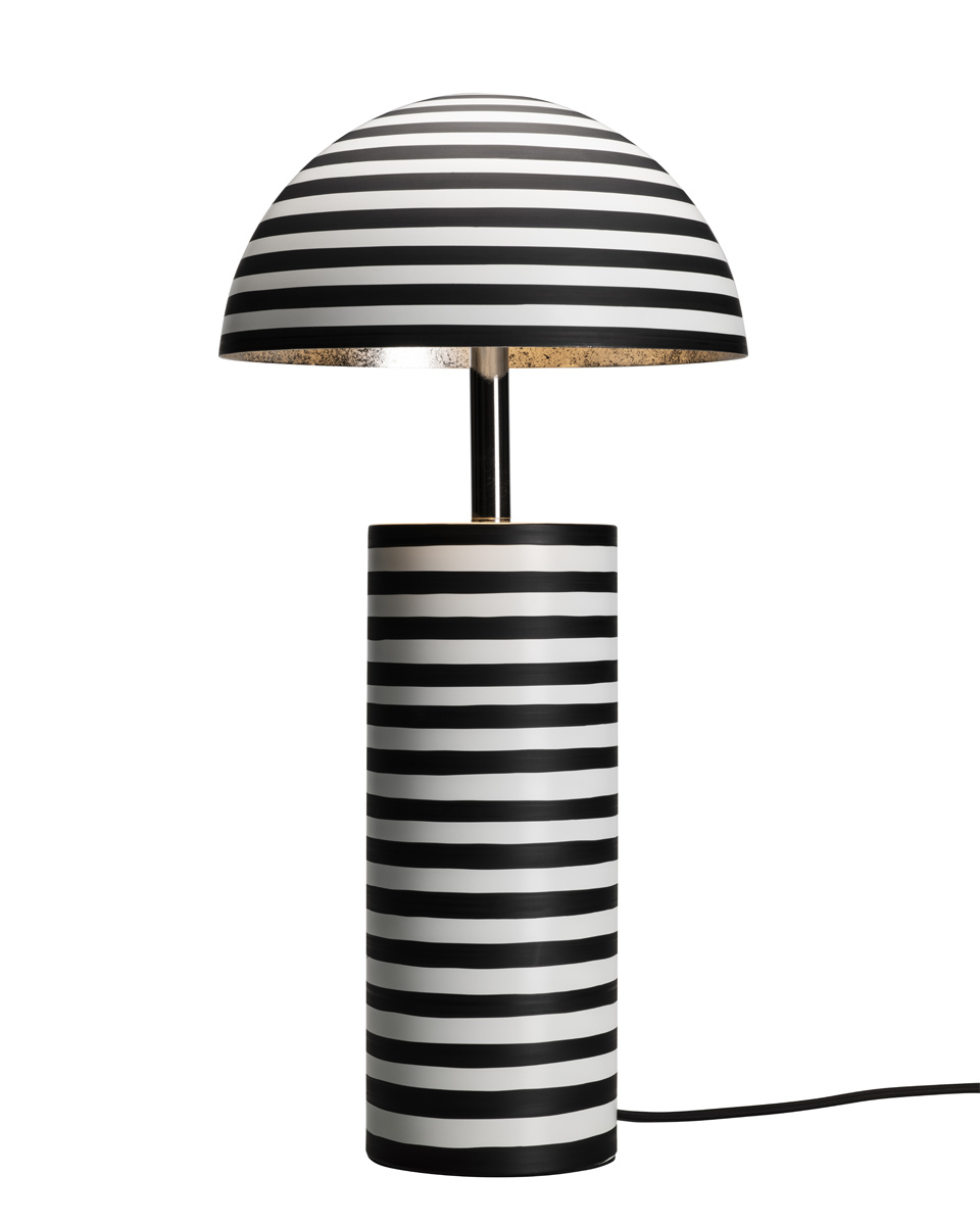 Stripe 50cm Mustavalkoinen pöytävalaisin valmistajalta By Rydéns - Stripe on Lena Nyholmin suunnittelema moderni ja koristeellinen p&ouml;yt&auml;valaisin.