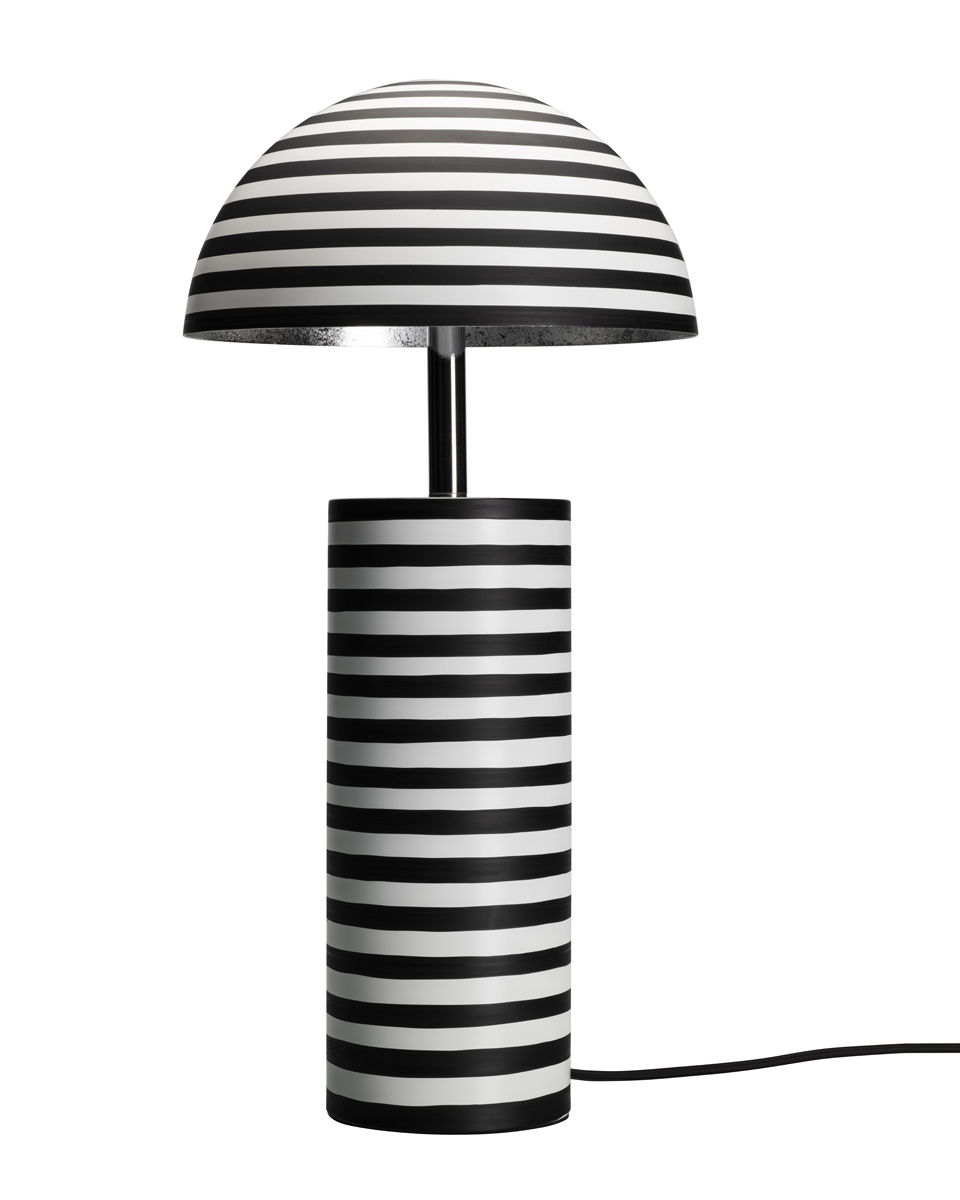 Stripe 50cm Mustavalkoinen pöytävalaisin valmistajalta By Rydéns - Stripe on Lena Nyholmin suunnittelema moderni ja koristeellinen p&ouml;yt&auml;valaisin.