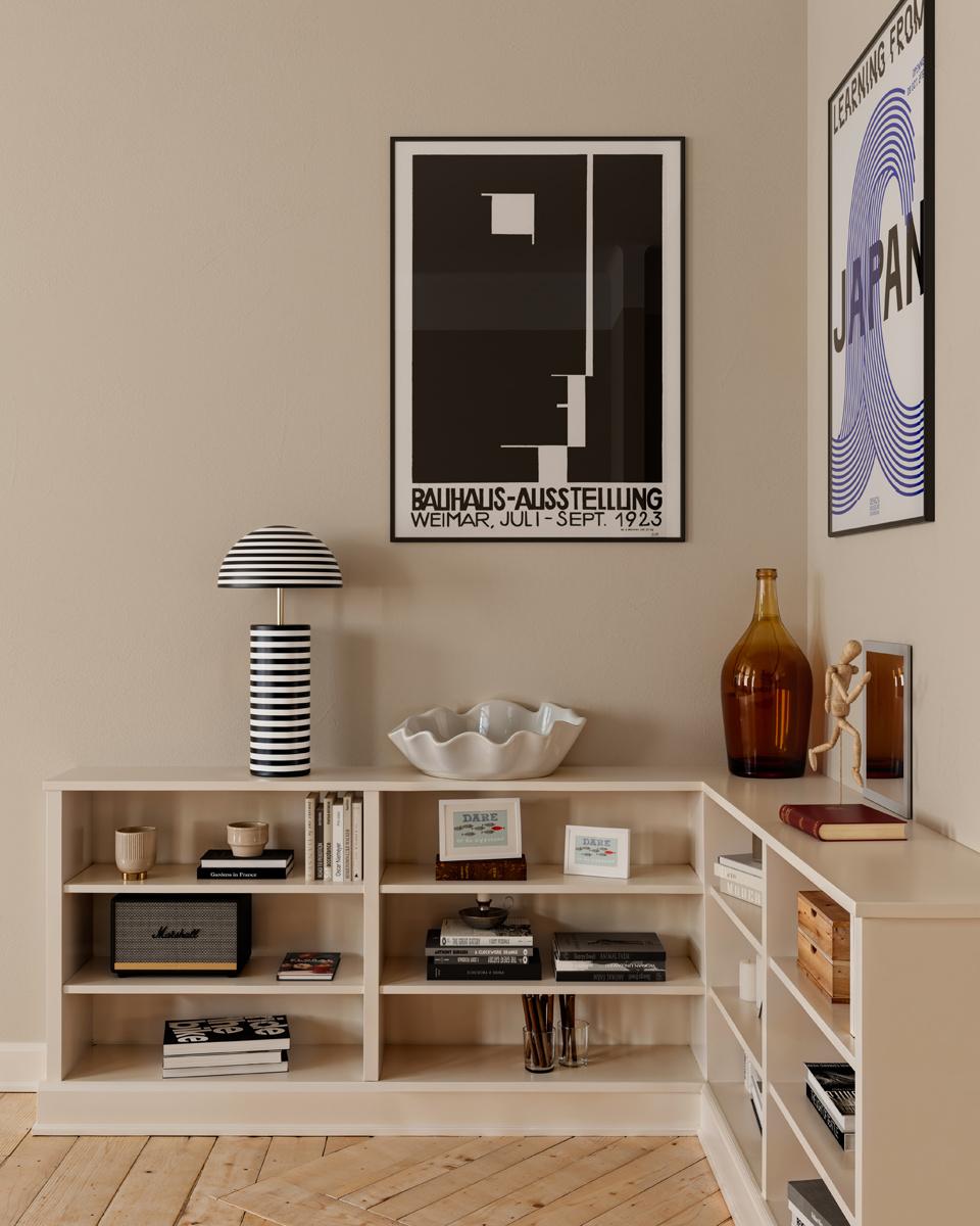 Stripe 50cm Mustavalkoinen pöytävalaisin valmistajalta By Rydéns - Stripe on Lena Nyholmin suunnittelema moderni ja koristeellinen p&ouml;yt&auml;valaisin.