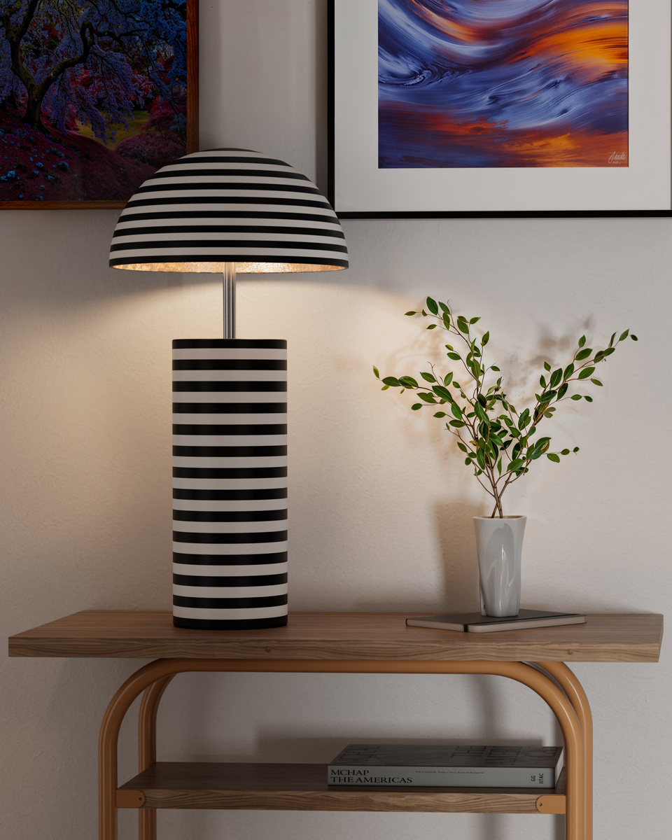 Stripe 50cm Mustavalkoinen pöytävalaisin valmistajalta By Rydéns - Stripe on Lena Nyholmin suunnittelema moderni ja koristeellinen p&ouml;yt&auml;valaisin.