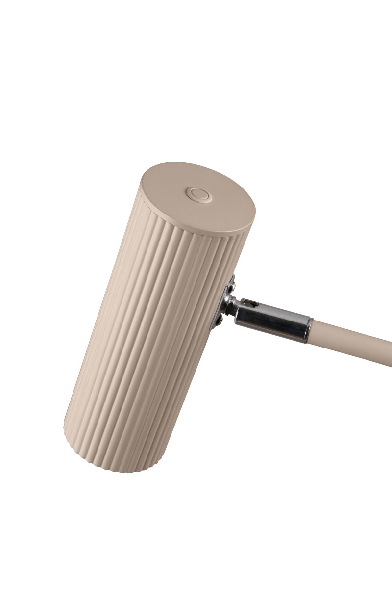 Hubble Read Beige lattiavalaisin valmistajalta Globen Lighting - Hubble Read on elegantti lattiavalaisin, jossa on uurrettu verkko ja s&auml;&auml;dett&auml;v&auml; varjostin, jonka avulla voit suunnata valon haluttuun asentoon.