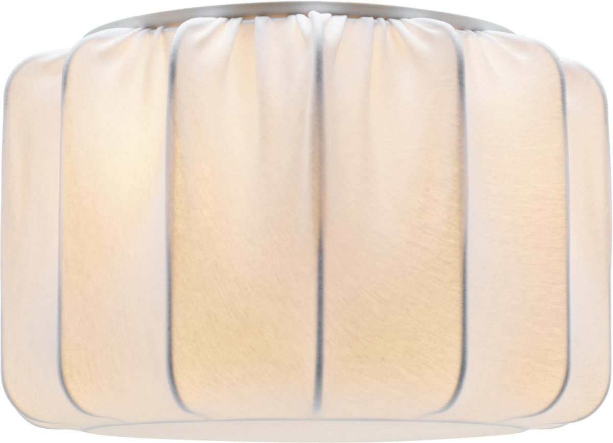 Iris Ø30 Valkoinen plafondi valmistajalta PR Home - Iris plafond on osa sarjaa erikokoisia ja -muotoisia n&auml;ytt&ouml;j&auml;, jotka on p&auml;&auml;llystetty valkoisella jerseykankaalla.