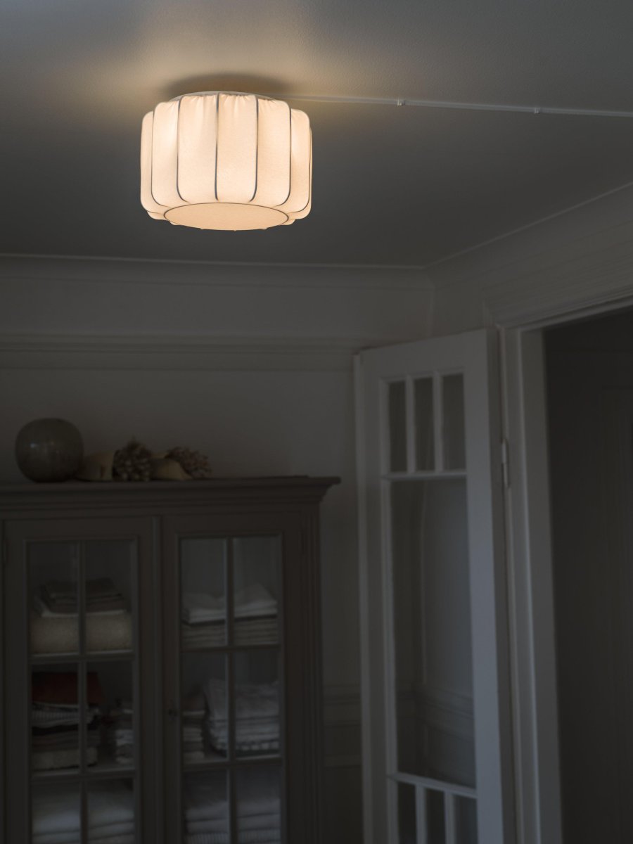 Iris Ø30 Valkoinen plafondi valmistajalta PR Home - Iris plafond on osa sarjaa erikokoisia ja -muotoisia n&auml;ytt&ouml;j&auml;, jotka on p&auml;&auml;llystetty valkoisella jerseykankaalla.