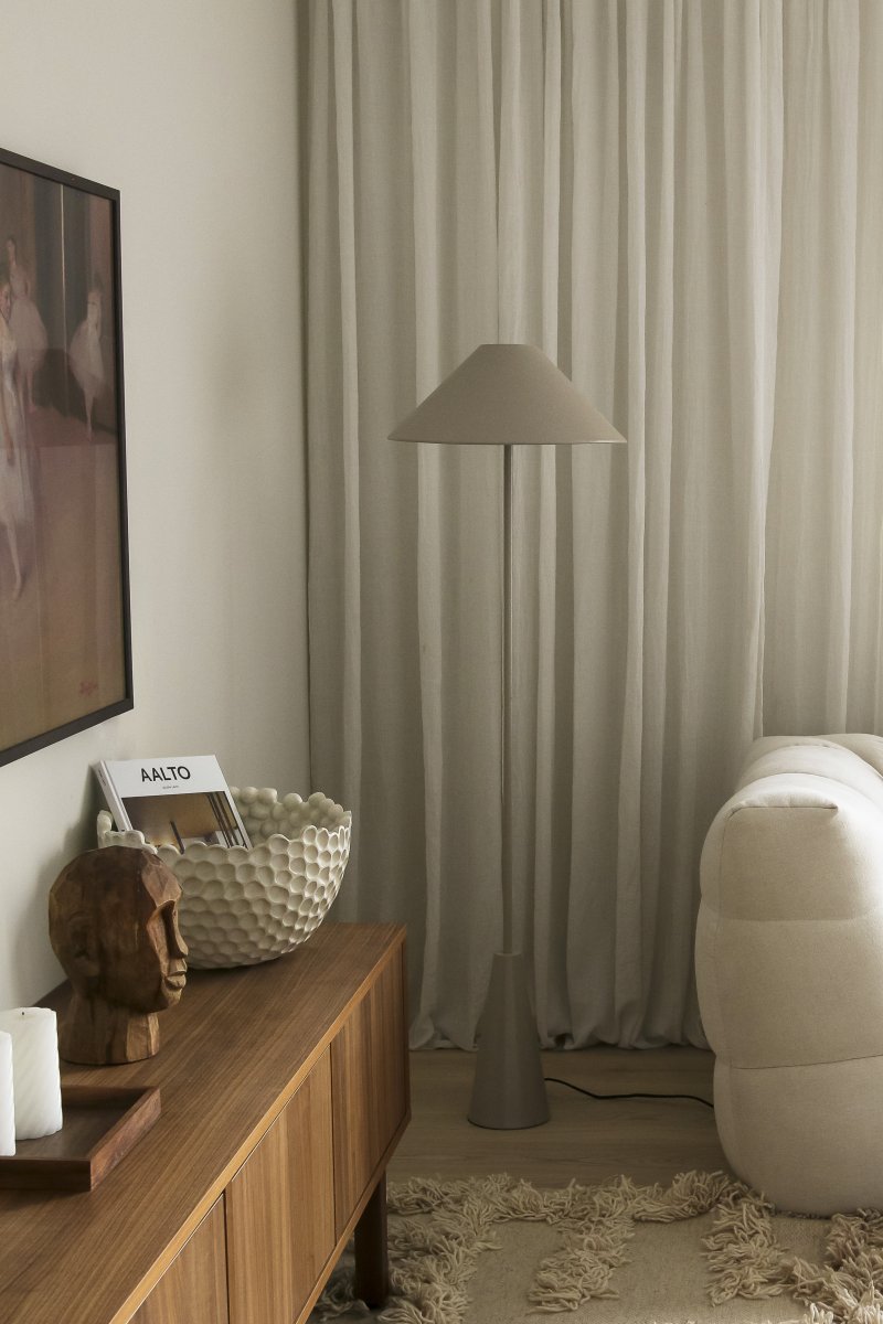 Cannes Beige lattiavalaisin valmistajalta Globen Lighting - Pienen kokonsa ansiosta se vie vähän tilaa kodin nurkassa, ja varjostimen muotoilu tarjoaa alaspäin suuntautuvaa, pehmeää ja miellyttävää valoa.