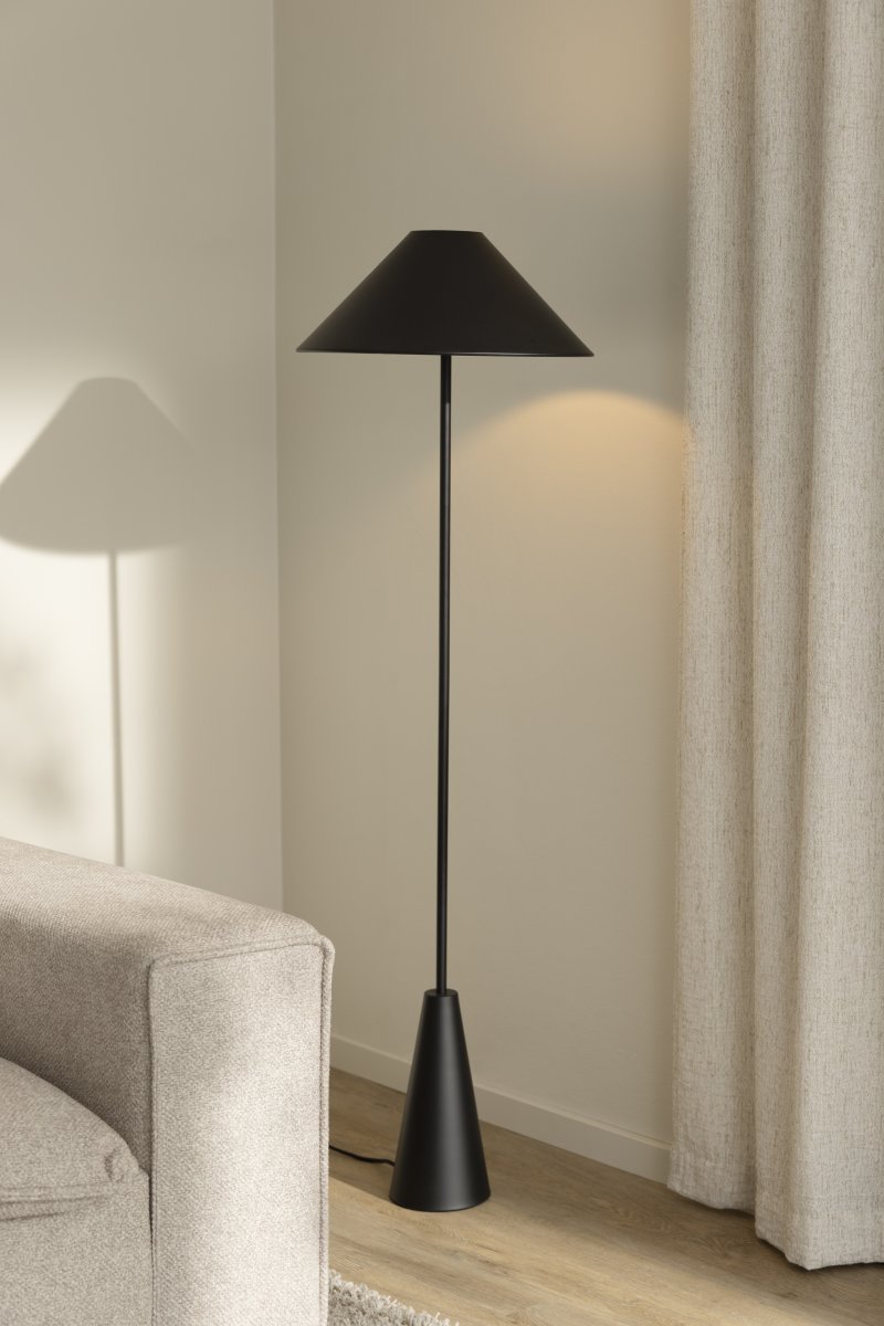 Cannes Musta lattiavalaisin valmistajalta Globen Lighting - Pienen kokonsa ansiosta se vie vähän tilaa kodin nurkassa, ja varjostimen muotoilu tarjoaa alaspäin suuntautuvaa, pehmeää ja miellyttävää valoa.