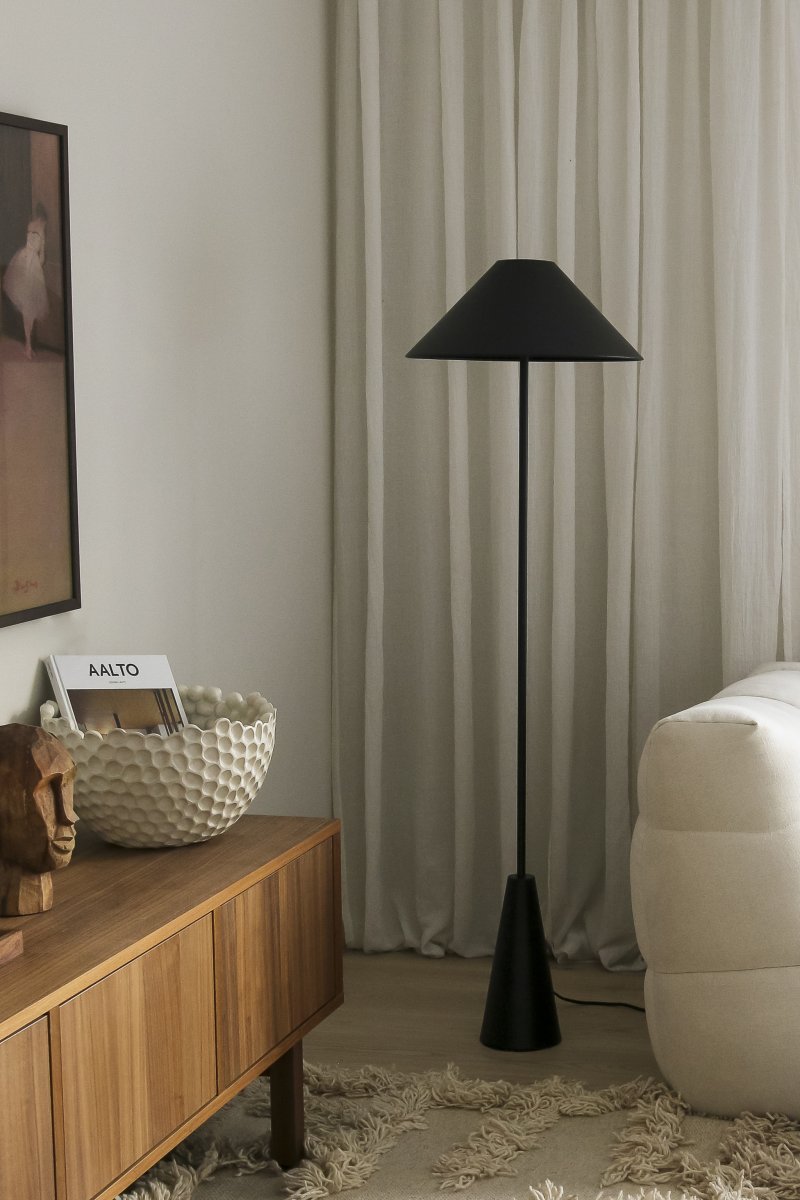 Cannes Musta lattiavalaisin valmistajalta Globen Lighting - Pienen kokonsa ansiosta se vie vähän tilaa kodin nurkassa, ja varjostimen muotoilu tarjoaa alaspäin suuntautuvaa, pehmeää ja miellyttävää valoa.