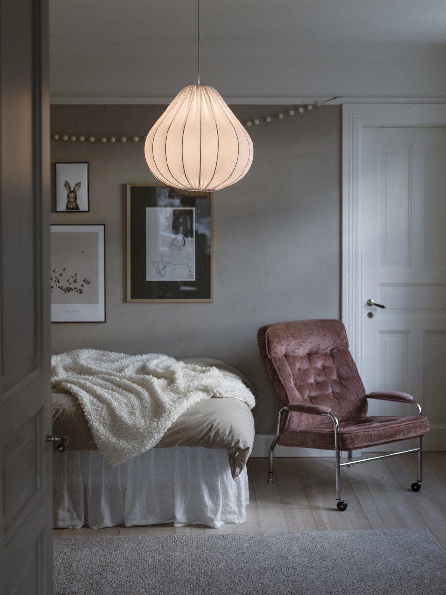 Tea Varjostinta Ei Sis. Ripustinta Ø43 Valkoinen kattovalaisin valmistajalta PR Home - N&auml;yt&ouml;n halkaisija on 43 cm ja korkeus 42 cm.