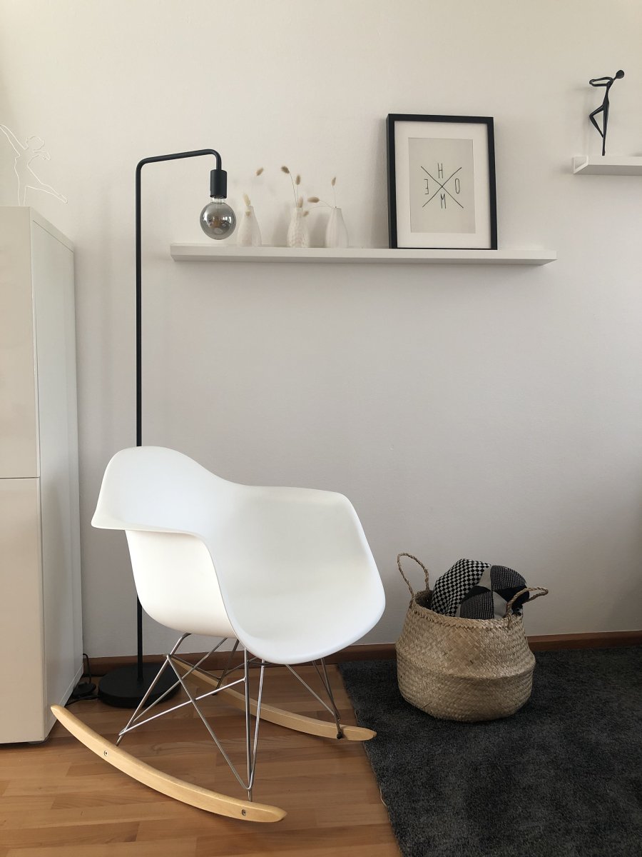 Diallo Musta lattiavalaisin valmistajalta Trio Lighting - Modernin tyylins&auml; ansiosta se voi olla joko itsen&auml;inen katseenvangitsija tai yhdistettyn&auml; muihin valaisimiin ja s&auml;teilee sek&auml; eleganssia ett&auml; l&auml;mp&ouml;&auml;.