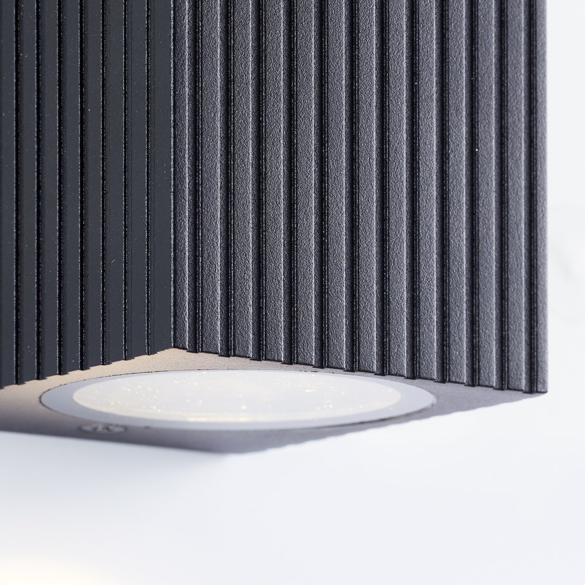 Jelani Musta ulkovalo valmistajalta Brilliant - Valaisin on suunniteltu levittämään kohdennettua valoa alaspäin, mikä luo kauniin valaistusefektin seinälle ja lisää sekä turvallisuutta että tunnelmaa ulkotiloissa.