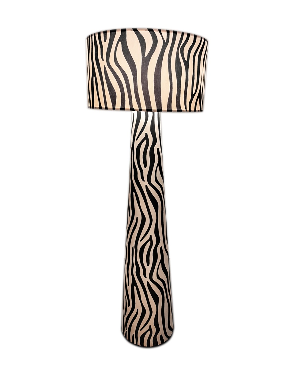 Zany Mustavalkoinen lattiavalaisin valmistajalta By Rydéns - Reilun 50 cm:n halkaisijan omaavan varjostimen ja graafisen el&auml;inkuvion ansiosta Zany Zebra on t&auml;ydellinen niille, jotka haluavat lis&auml;t&auml; persoonallisuutta ja asennetta kotiinsa.