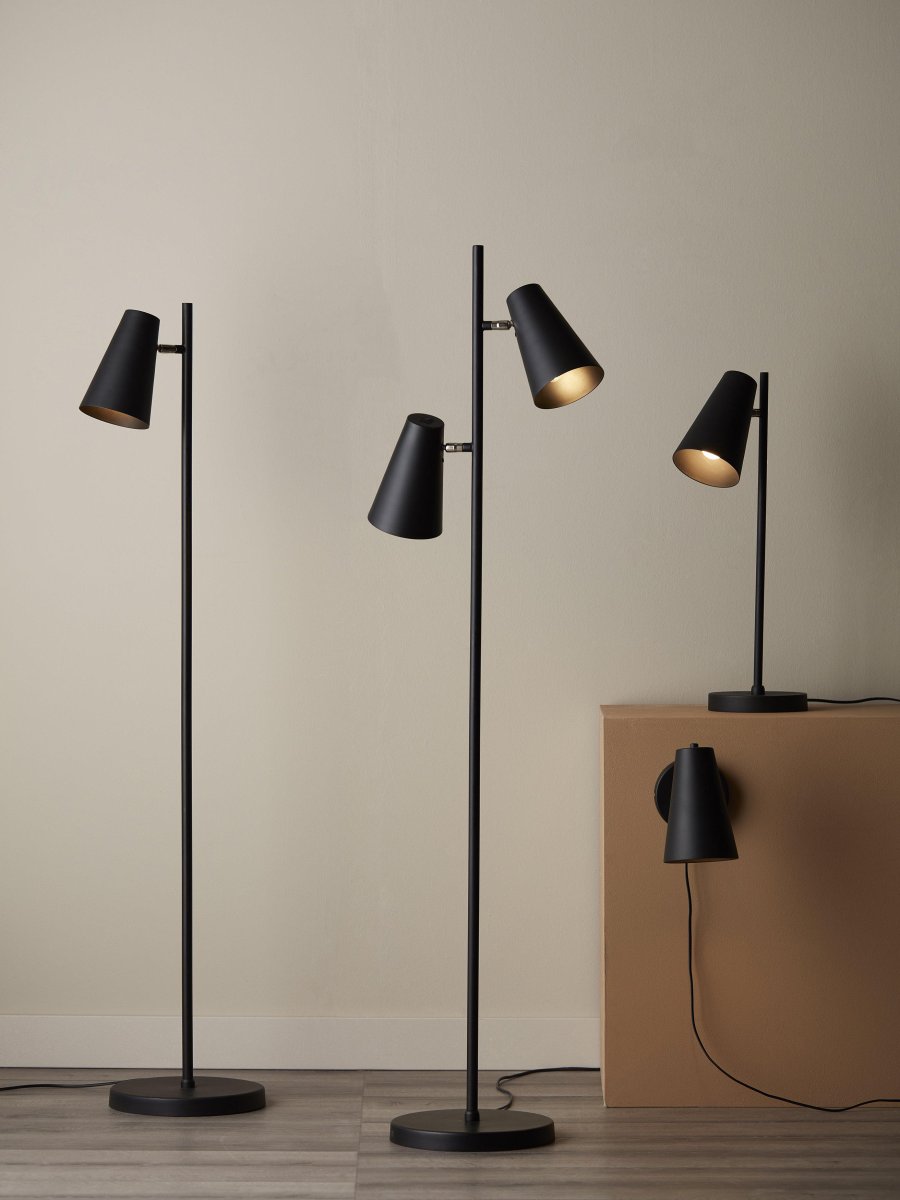 Cornet 26cm Musta seinävalaisin valmistajalta PR Home - Metallinen Cornet-sein&auml;valaisin mattamustalla lakalla ja kromiyksityiskohtia.