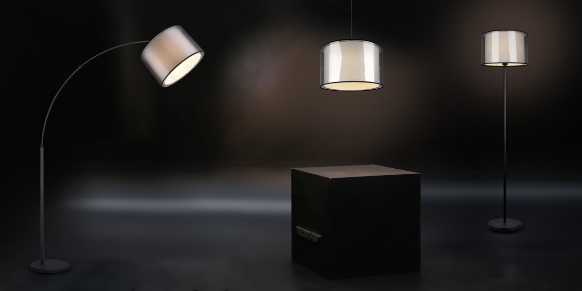 Burton Musta lattiavalaisin valmistajalta Trio Lighting - Moderni yhdistelmä sisävalkoisesta kangasnäytöstä ja ulkoisesta läpinäkyvästä mustasta muovinäytöstä näyttää sekä yksilölliseltä että virkistävältä, ja se voidaan integroida moderniin elämäntyyliin; monella tavalla.