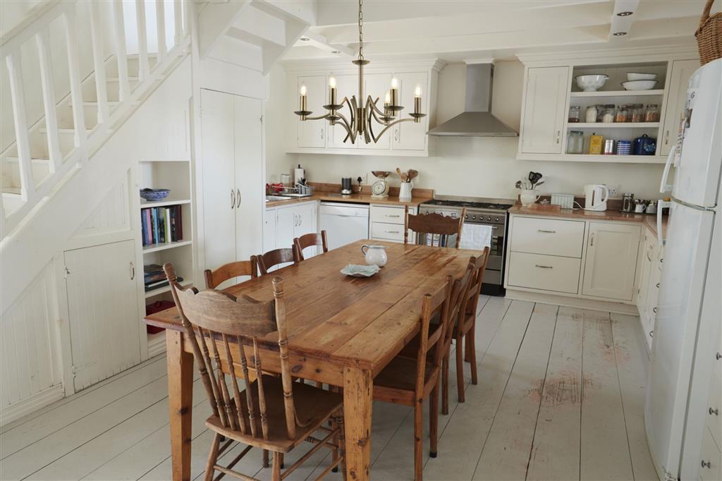 Ascot Ø56 Antiikkimessinki kattovalaisin valmistajalta Searchlight - Reilun 56 cm:n halkaisijan ja yhteensä kuuden lampunpitimen ansiosta se tarjoaa tehokkaan ja tasaisen valaistuksen.