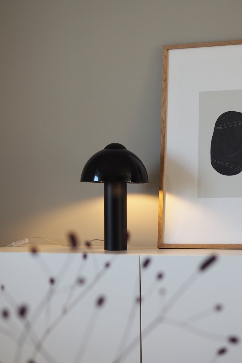Buddy 36cm Musta pöytävalaisin valmistajalta Globen Lighting - Buddy-valaisimessa on alasp&auml;in suuntautuva ja miellytt&auml;v&auml; valo.