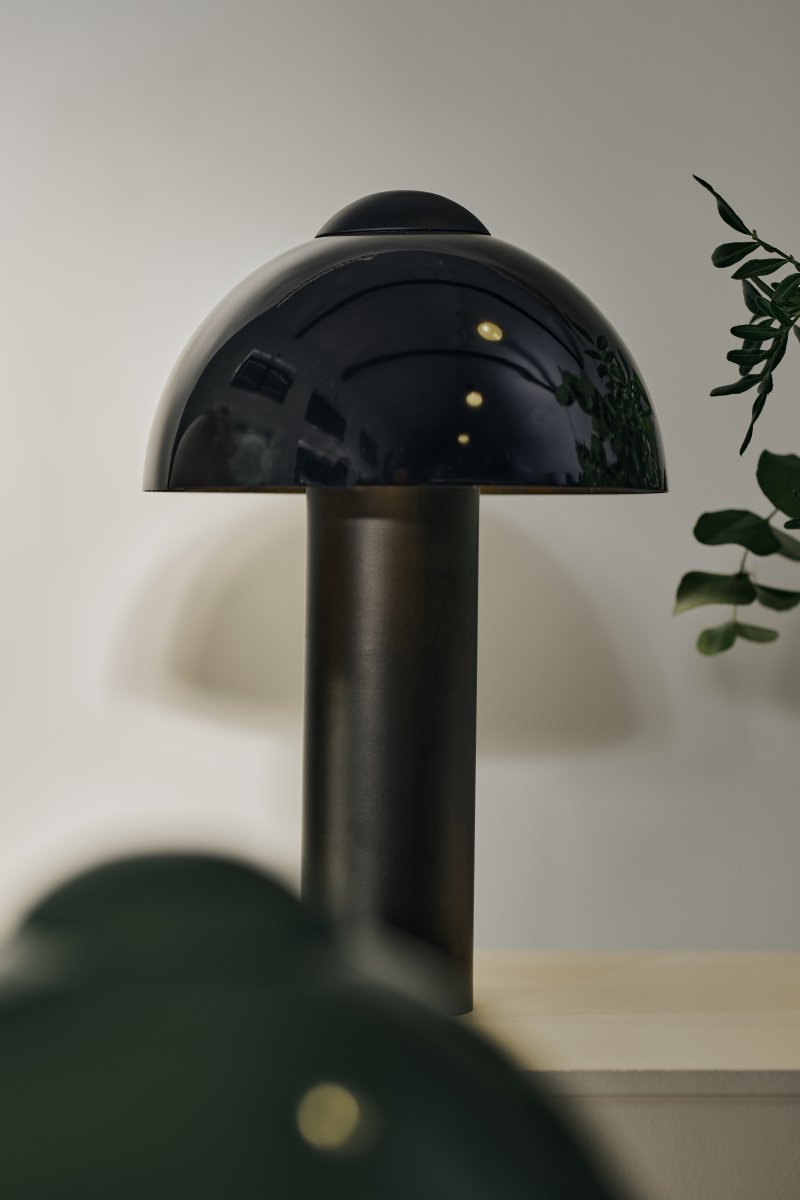 Buddy 36cm Musta pöytävalaisin valmistajalta Globen Lighting - Buddy-valaisimessa on alasp&auml;in suuntautuva ja miellytt&auml;v&auml; valo.
