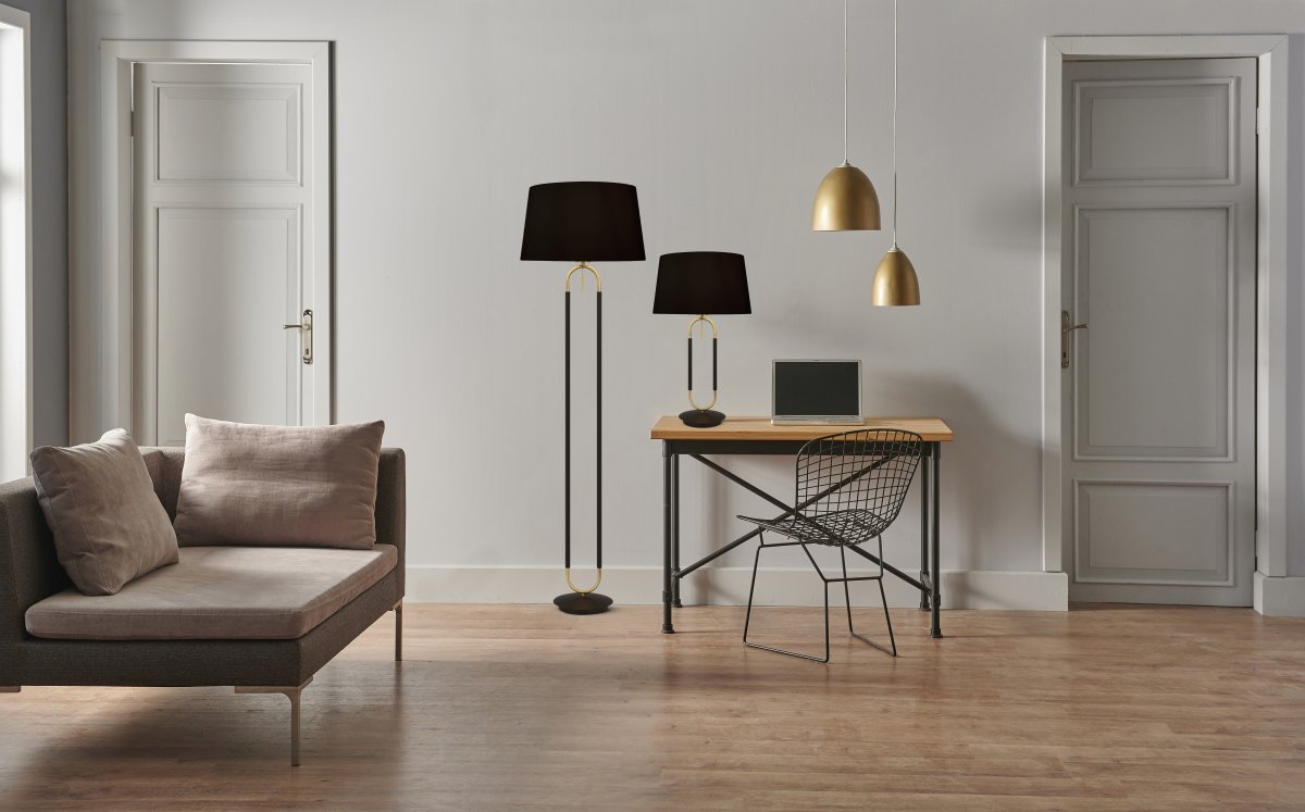 Jazz 50cm Matta musta pöytävalaisin valmistajalta Searchlight - Geometrinen kullan ja mustan metallirunko luo harmonisen kontrastin, kun taas musta lampunvarjostin levitt&auml;&auml; pehme&auml;&auml; ja miellytt&auml;v&auml;&auml; valoa.