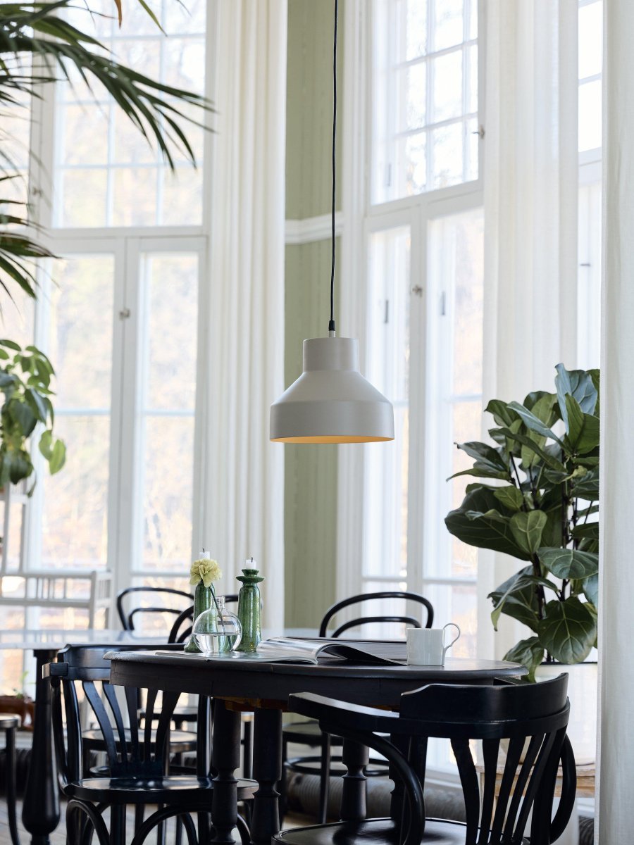 Solo Ø26 Beige kattovalaisin valmistajalta PR Home - Kattovalaisin Solo on pienempi kattovalaisin metallista.