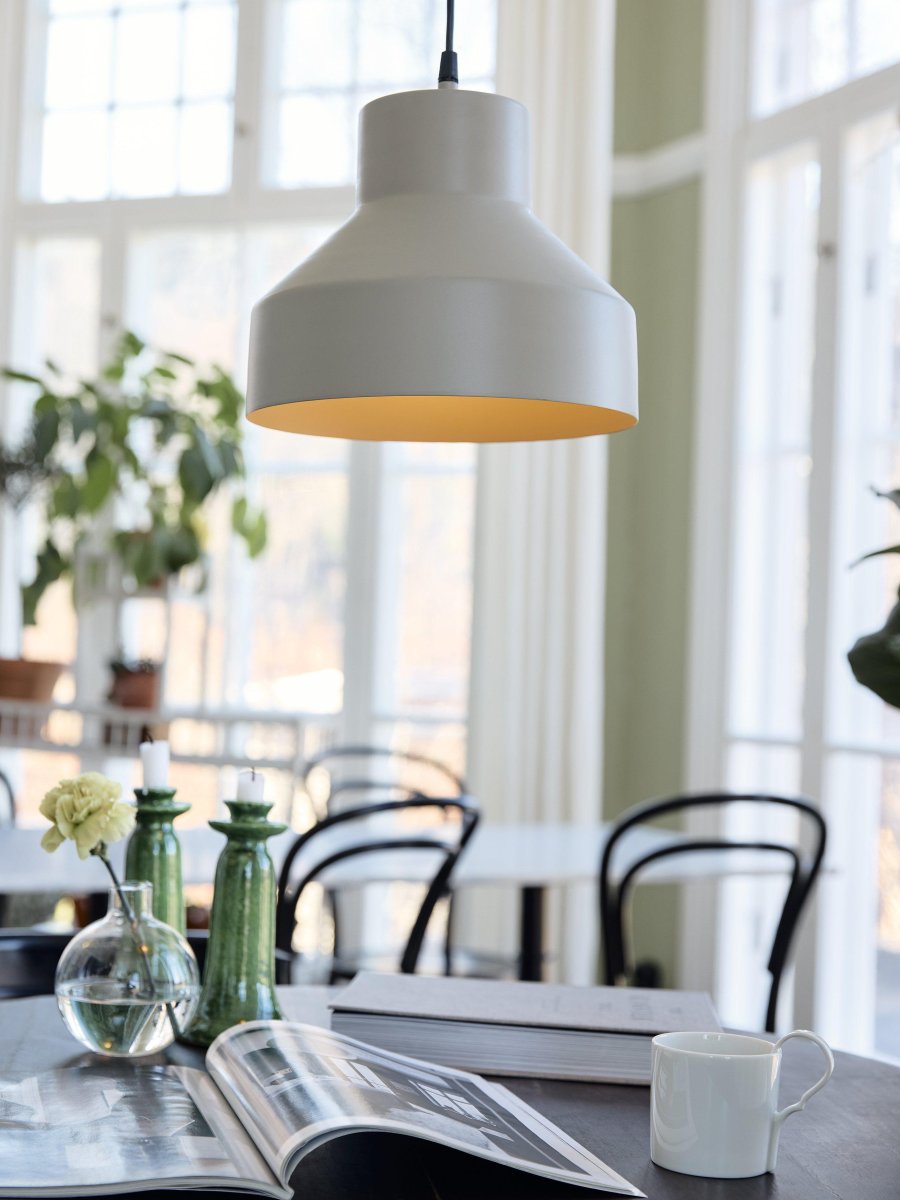 Solo Ø26 Beige kattovalaisin valmistajalta PR Home - Kattovalaisin Solo on pienempi kattovalaisin metallista.
