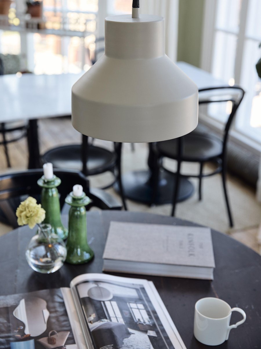 Solo Ø26 Beige kattovalaisin valmistajalta PR Home - Kattovalaisin Solo on pienempi kattovalaisin metallista.